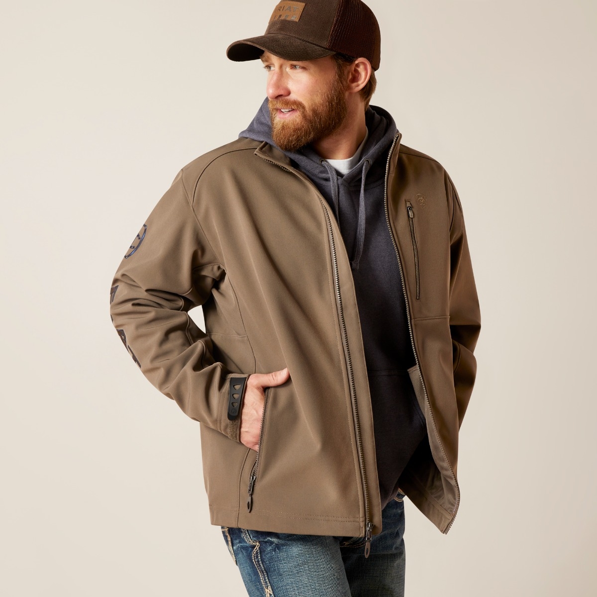 Ariat Men s 10046728 Logo 2.0 Softshell Jacket Banyan Brown
